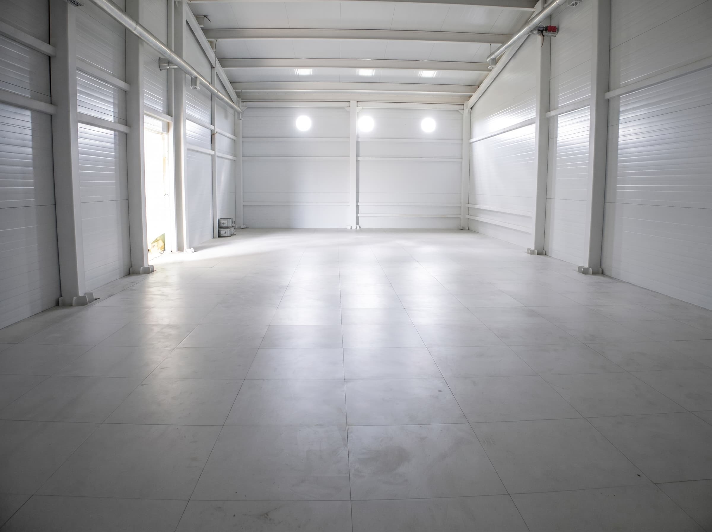 The Aktau server hall — a raised access floor laid to a single finished floor datum of 565 mm across all three zones