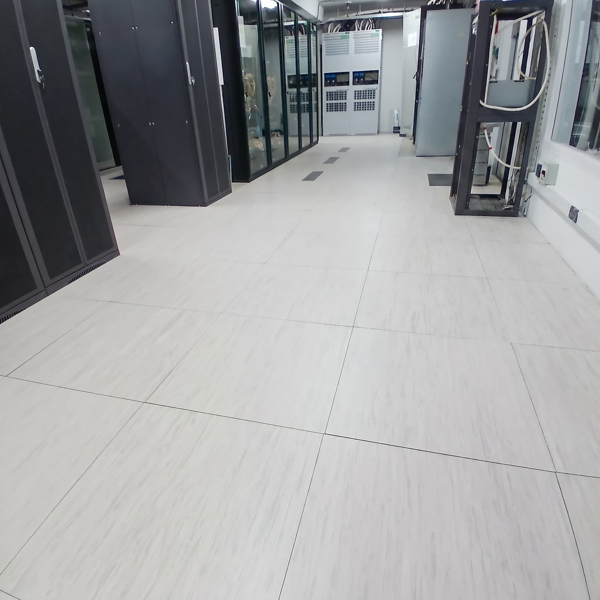 KarTel — server room in Petropavlovsk, DIVIO raised access floor system